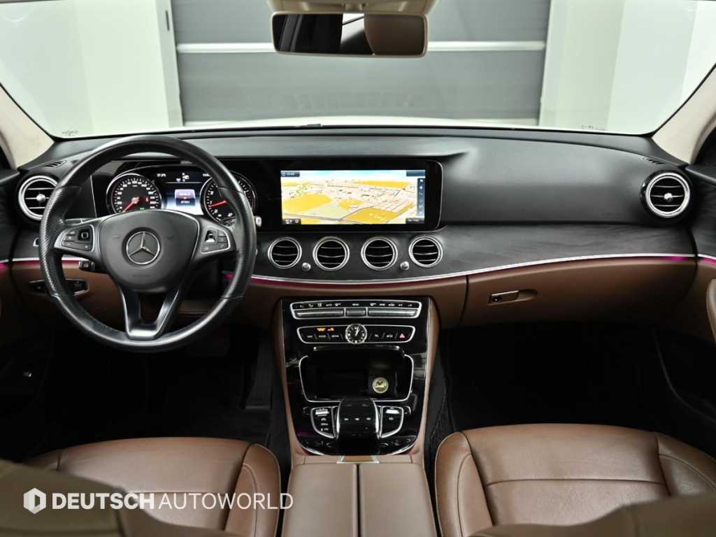 Mercedes-Benz E-Class — photo 07