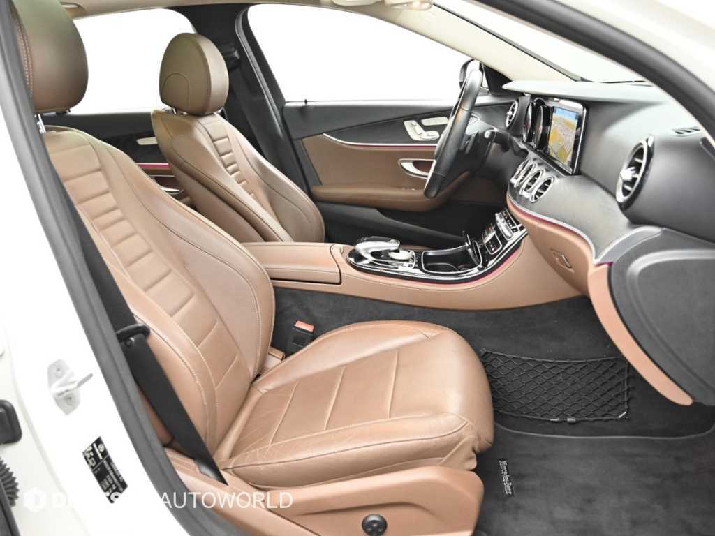 Mercedes-Benz E-Class — photo 10