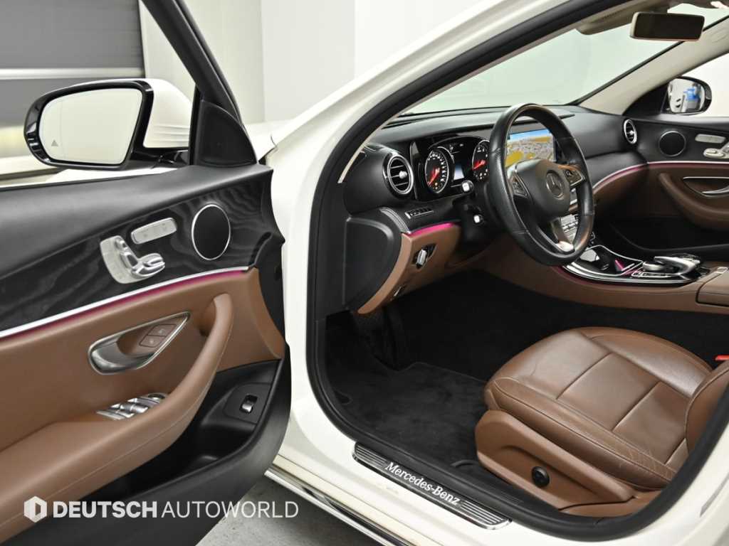 Mercedes-Benz E-Class — photo 11