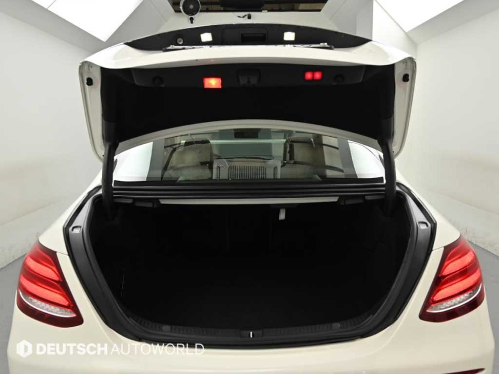 Mercedes-Benz E-Class — photo 19