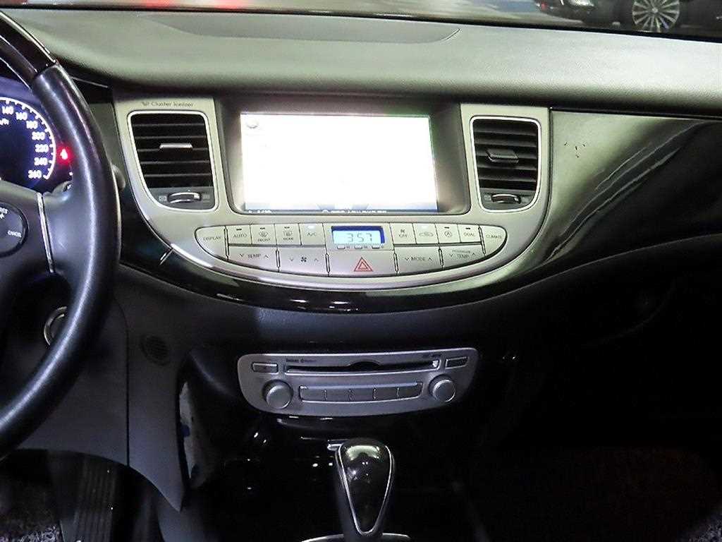 Hyundai Genesis — photo 11