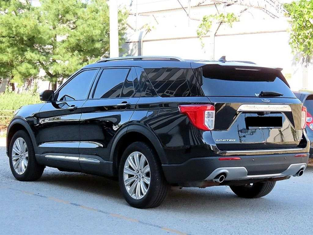 Ford Explorer — photo 03