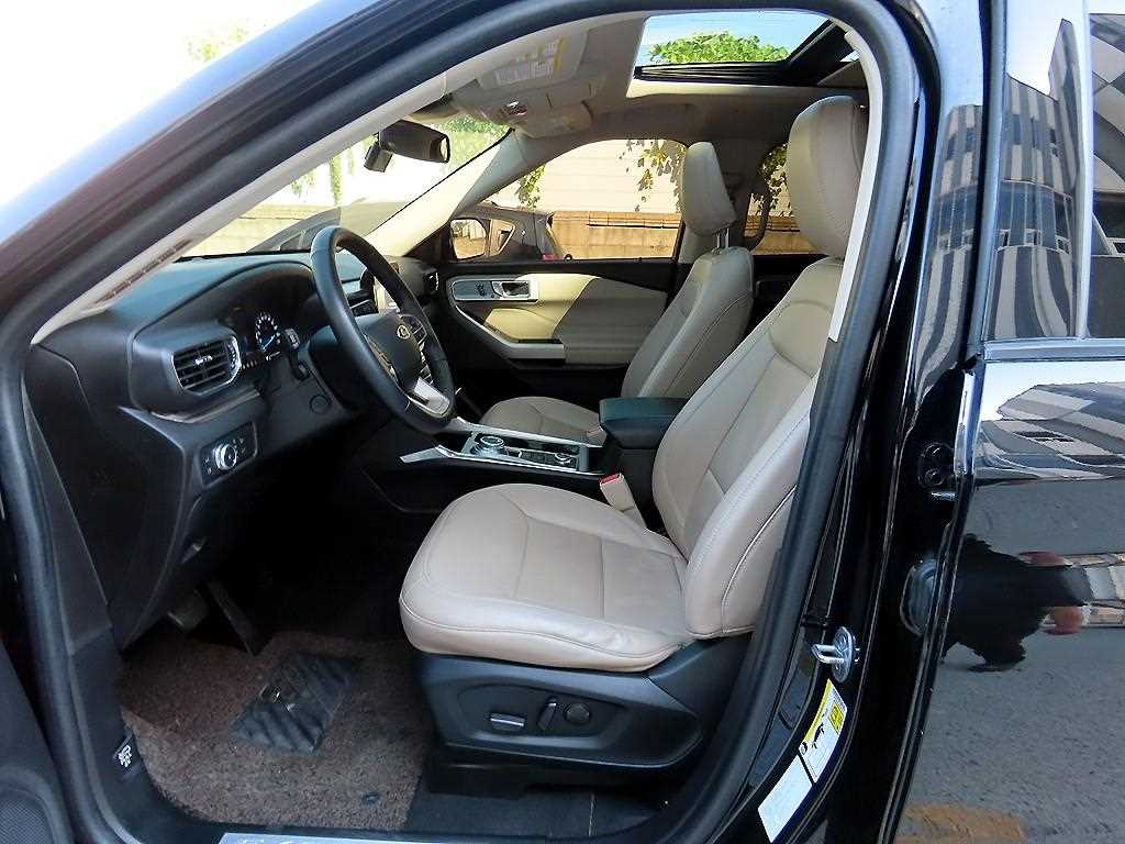 Ford Explorer — photo 05