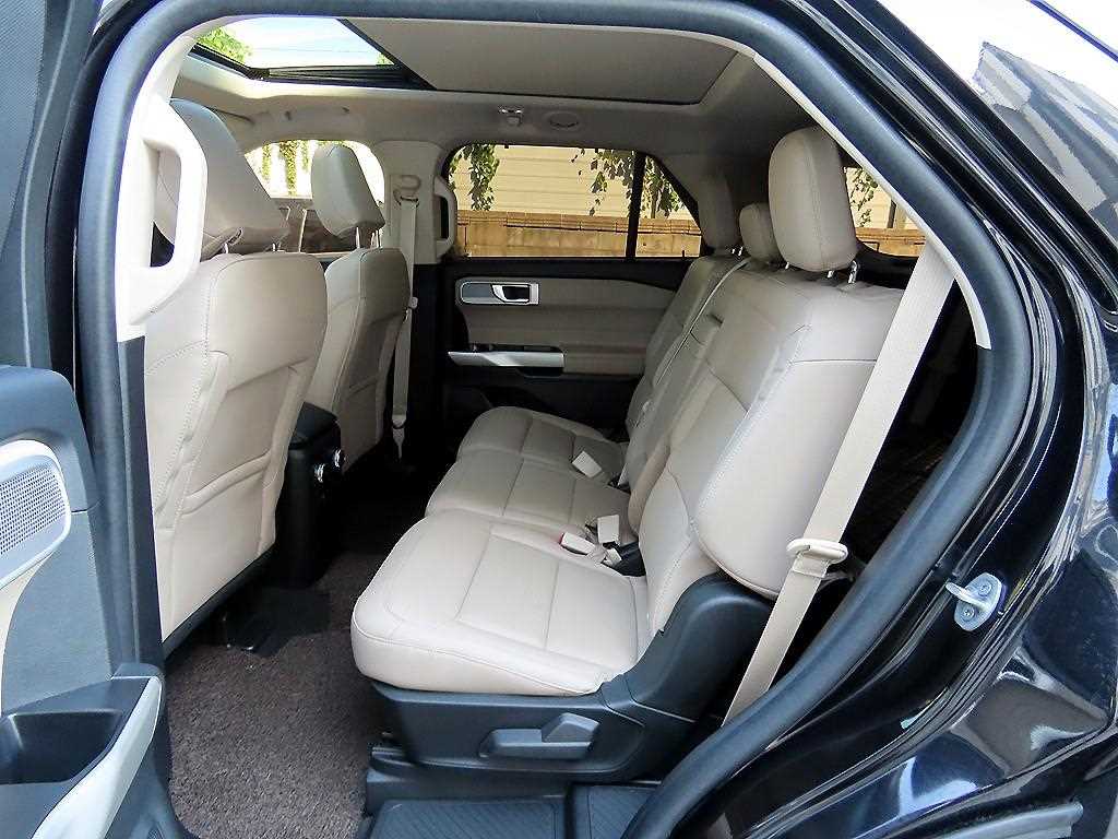 Ford Explorer — photo 06
