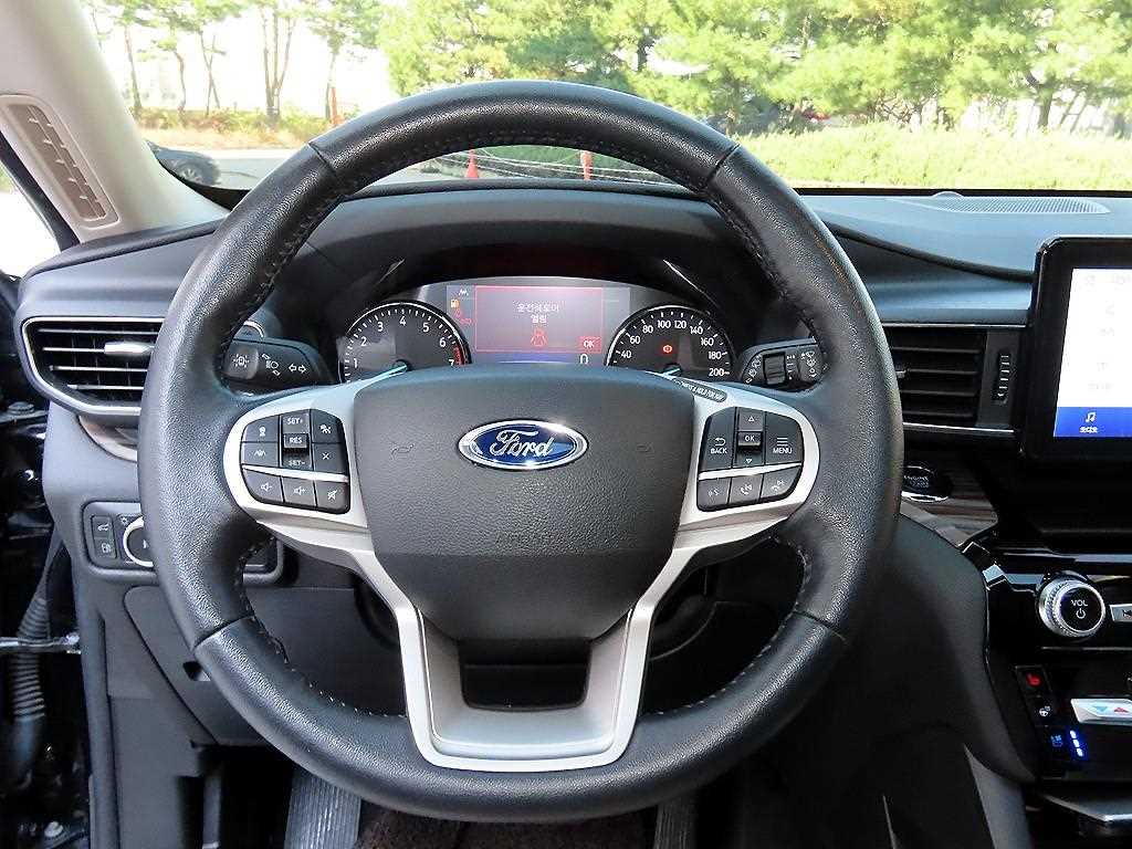 Ford Explorer — photo 08