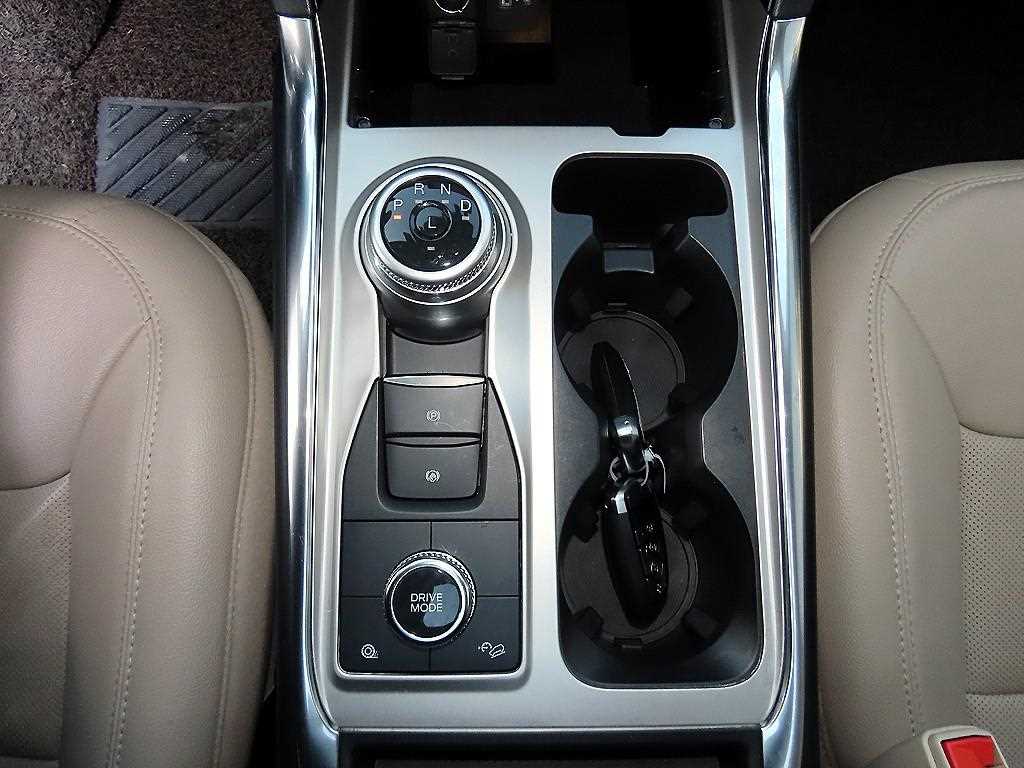 Ford Explorer — photo 10