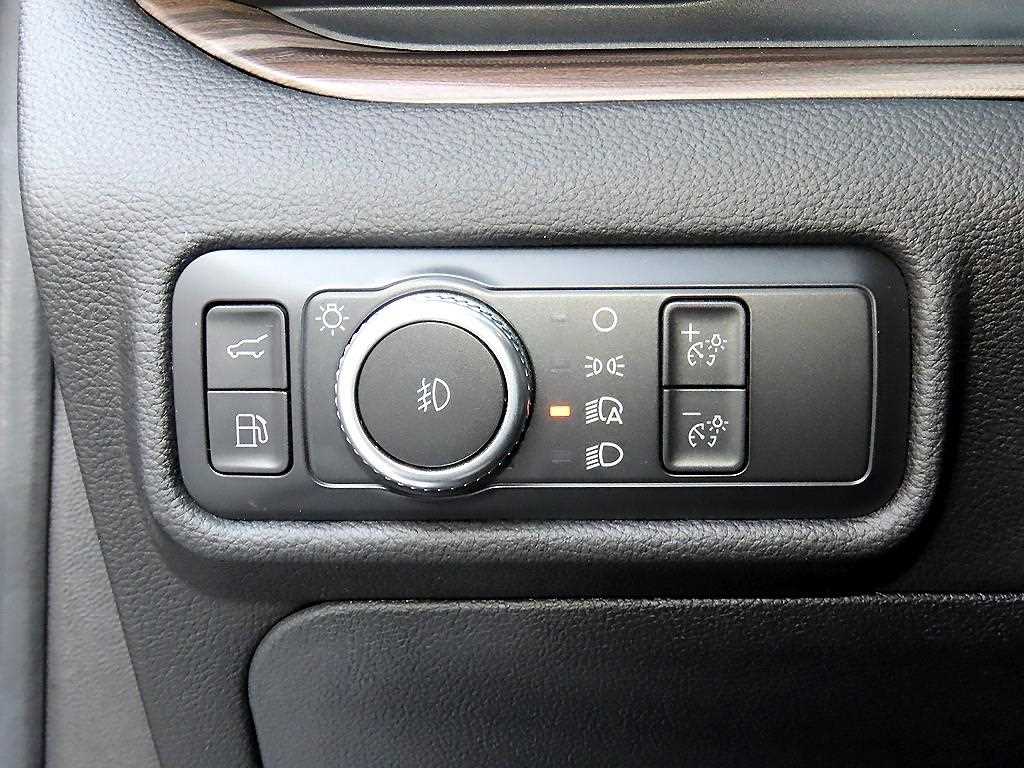 Ford Explorer — photo 11