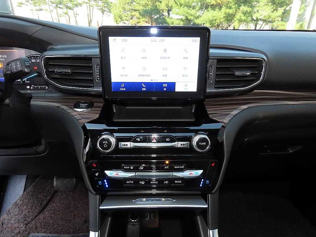 Ford Explorer — photo 12