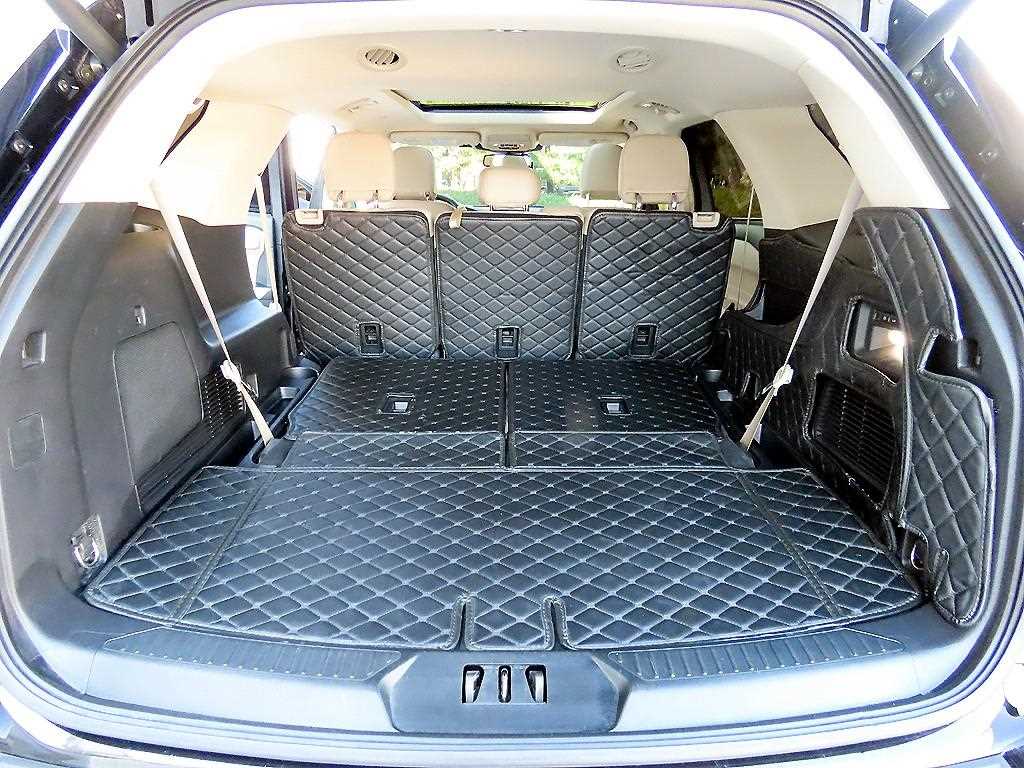 Ford Explorer — photo 17