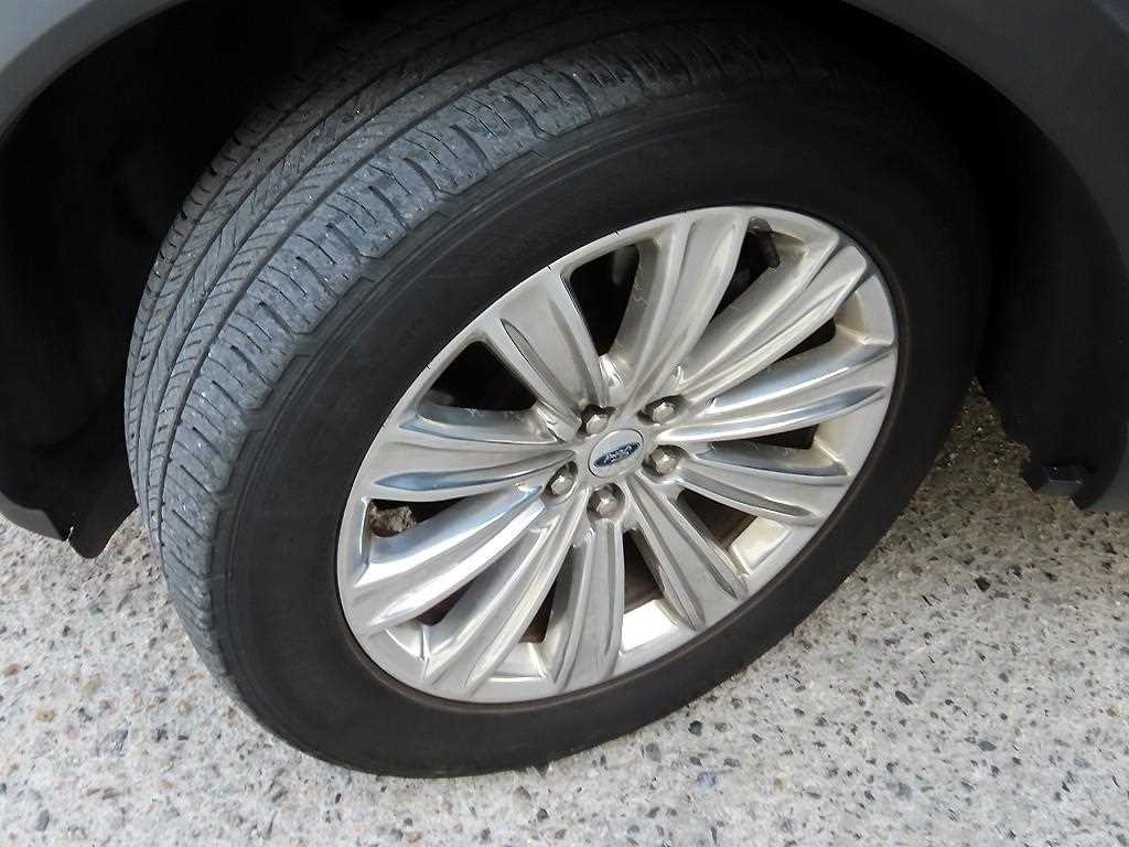 Ford Explorer — photo 20
