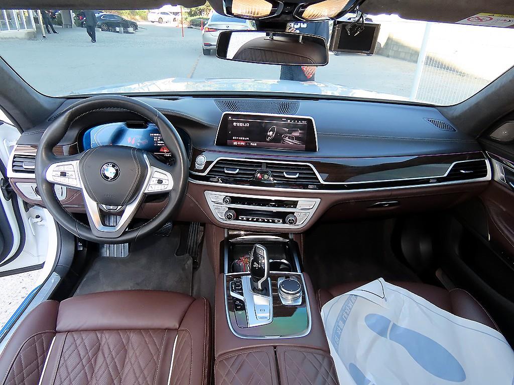 BMW 7-Series — photo 07
