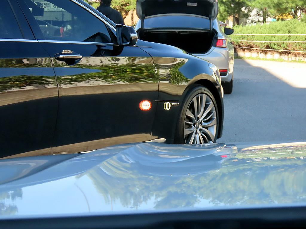BMW 7-Series — photo 10
