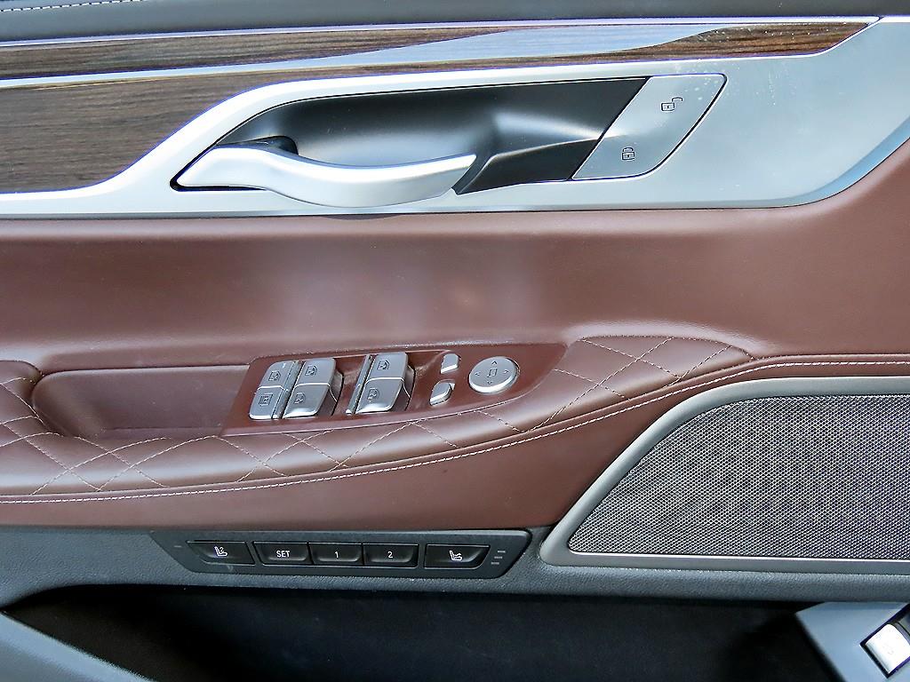 BMW 7-Series — photo 12