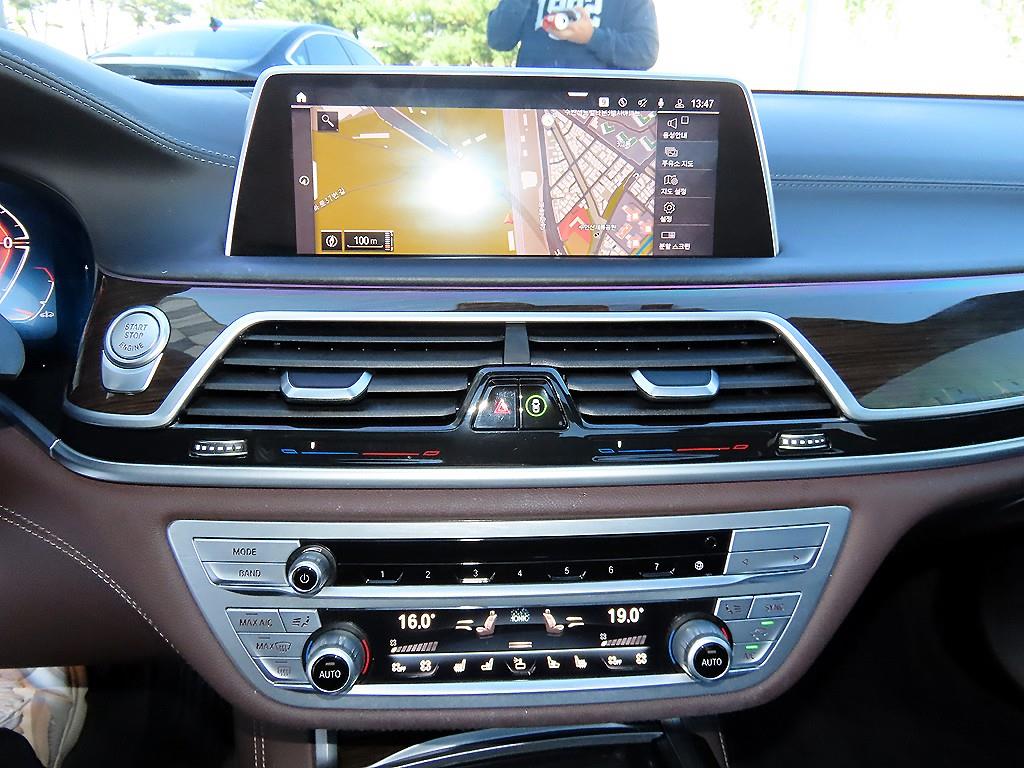BMW 7-Series — photo 14