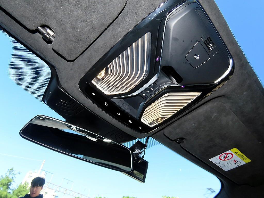 BMW 7-Series — photo 16