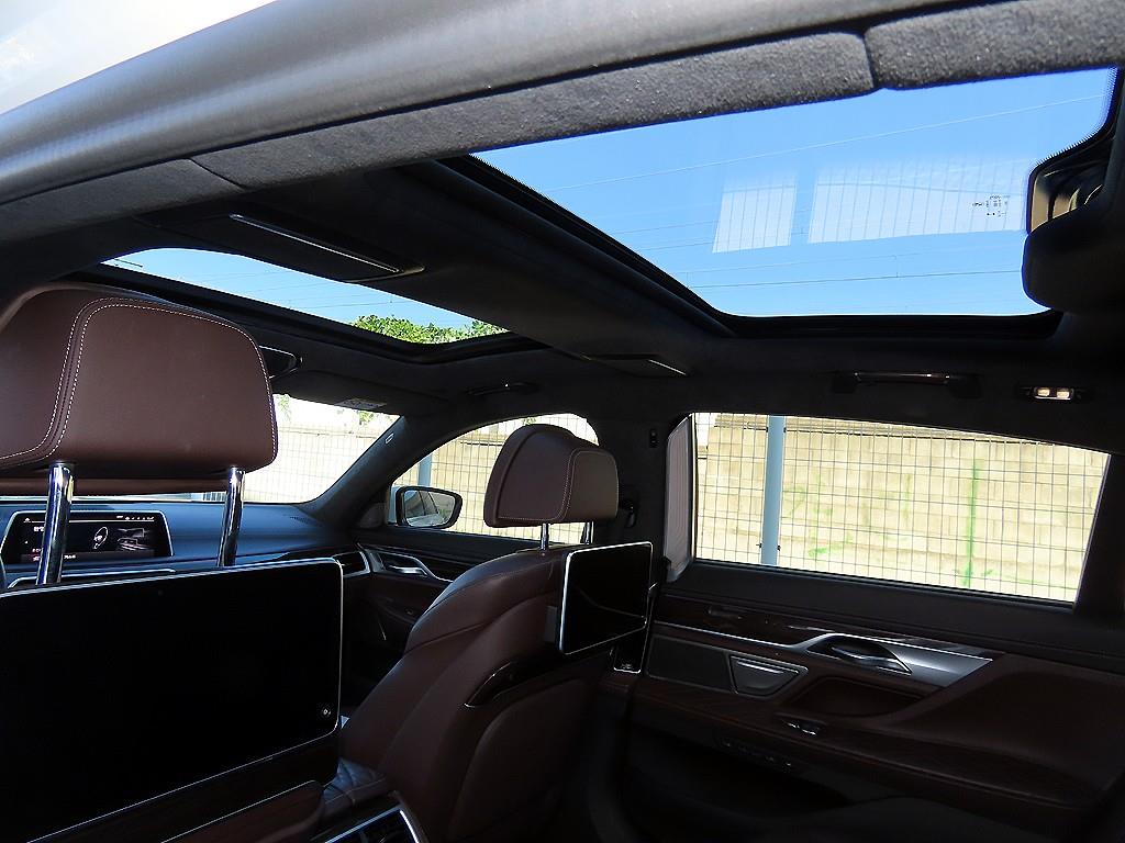 BMW 7-Series — photo 17