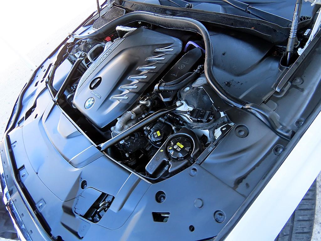 BMW 7-Series — photo 19