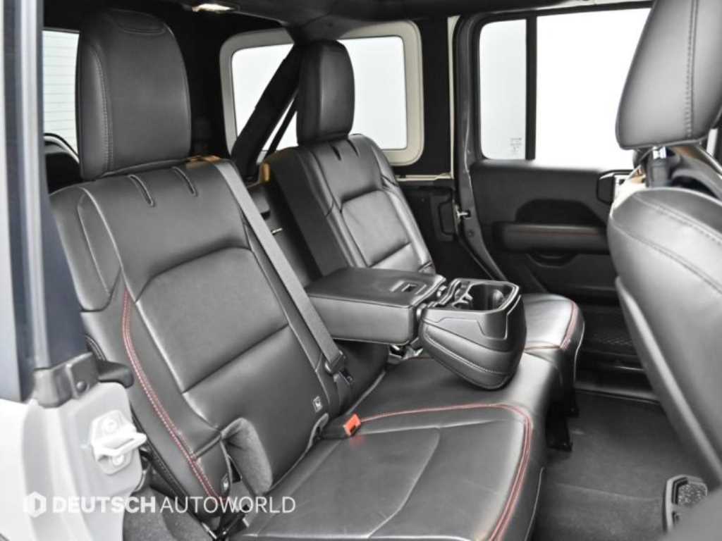 Jeep Wrangler — photo 12