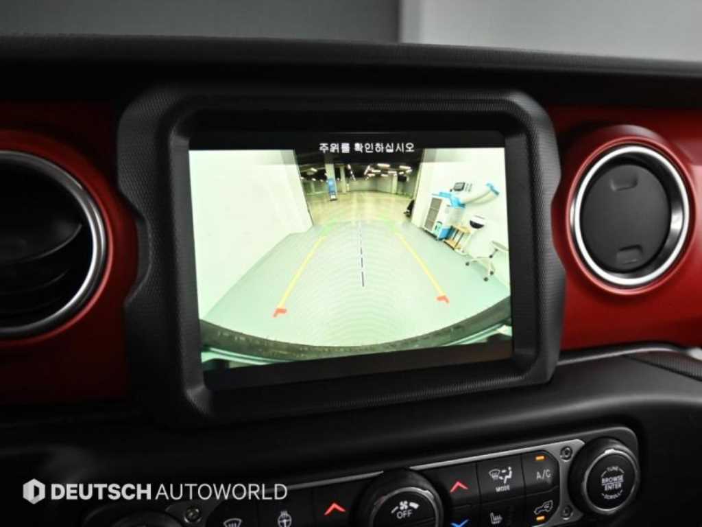 Jeep Wrangler — photo 15
