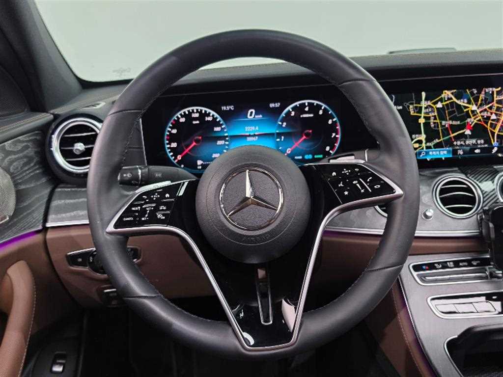 Mercedes-Benz E-Class — photo 06