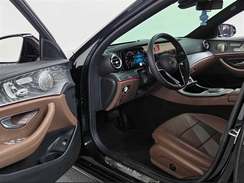 Mercedes-Benz E-Class — photo 12