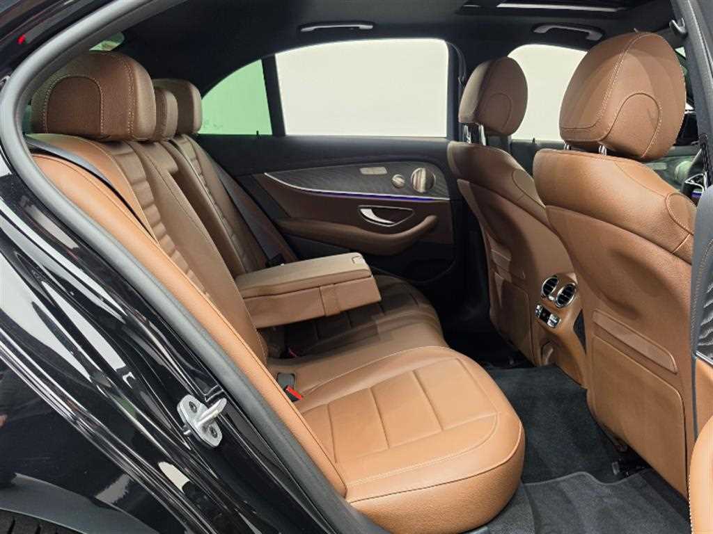 Mercedes-Benz E-Class — photo 14