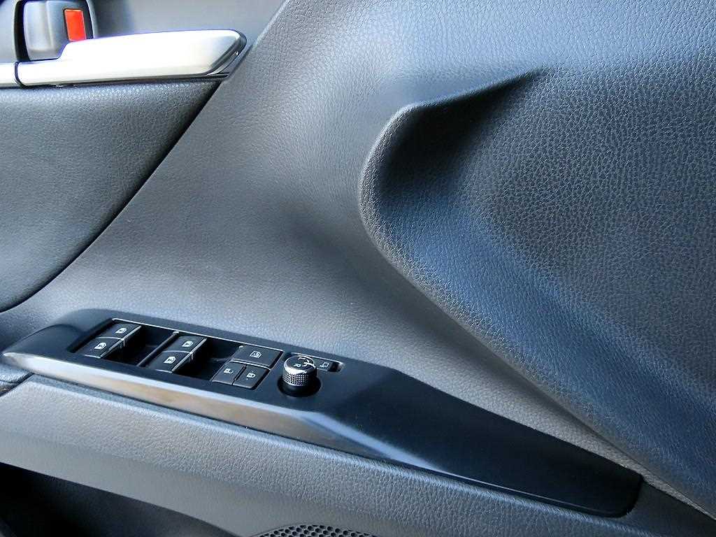 Toyota Camry — photo 12