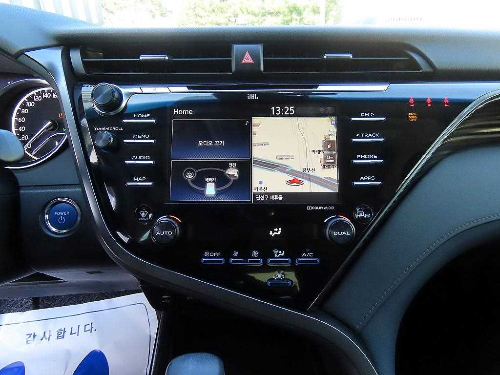 Toyota Camry — photo 13