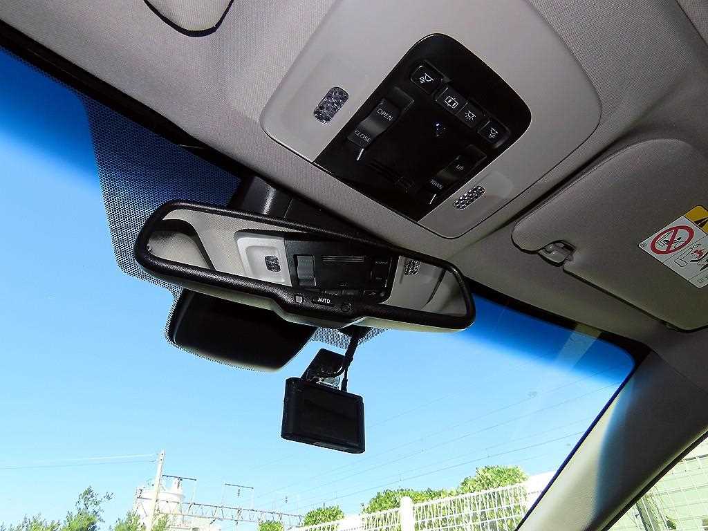 Toyota Camry — photo 16