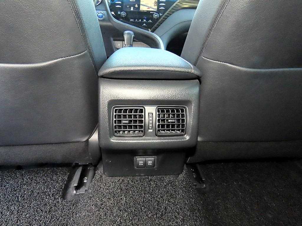 Toyota Camry — photo 17