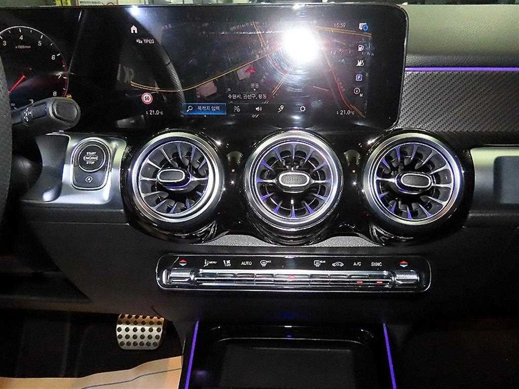 Mercedes-Benz GLB-Class — photo 11