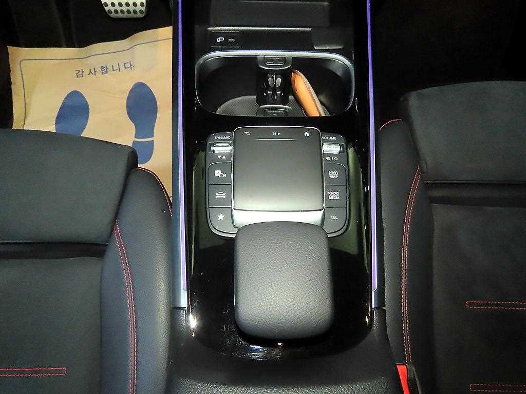 Mercedes-Benz GLB-Class — photo 12