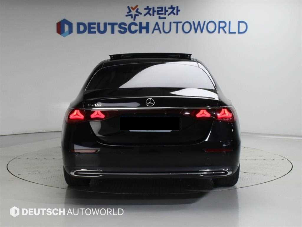 Mercedes-Benz E-Class — photo 04