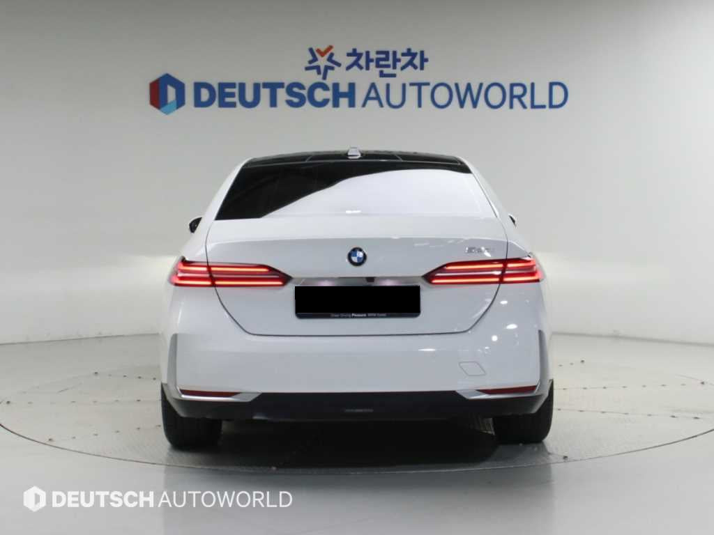 BMW 5-Series — photo 04