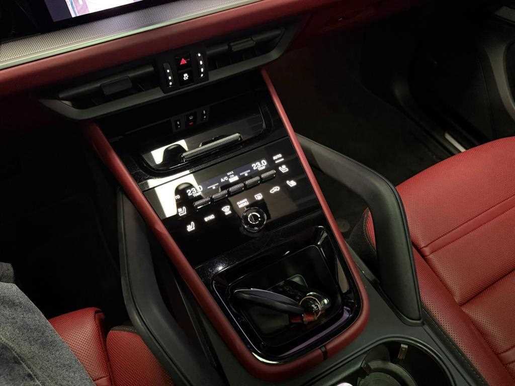 Porsche Cayenne — photo 12