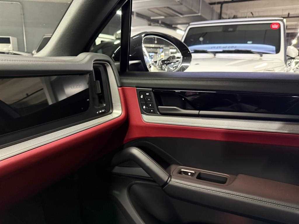 Porsche Cayenne — photo 14