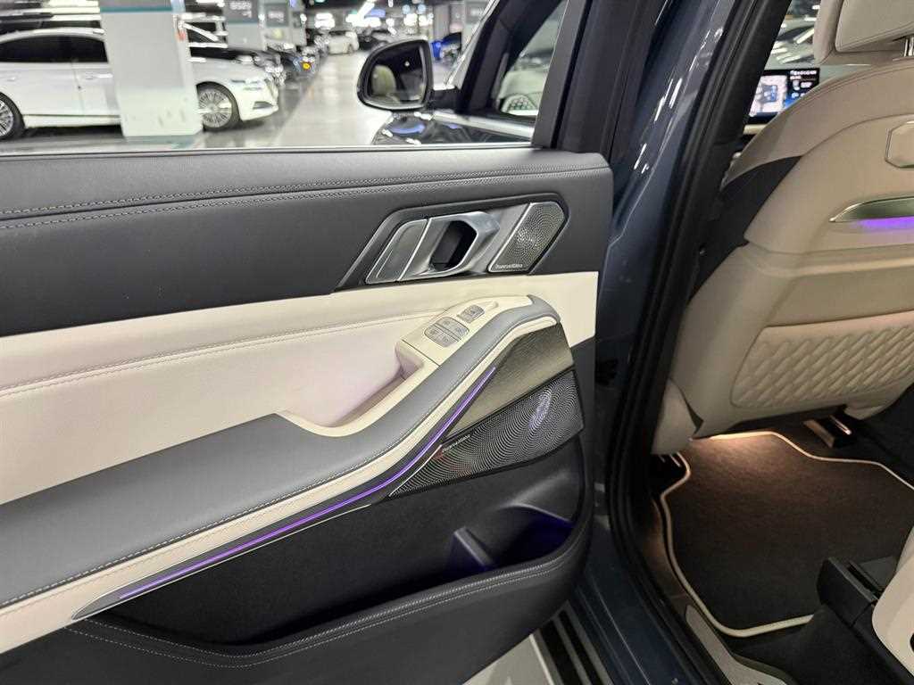 BMW X7 — photo 18