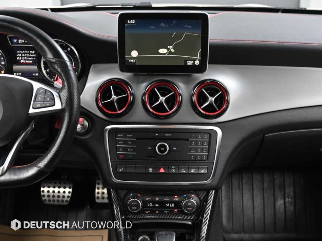 Mercedes-Benz GLA-Class — photo 14