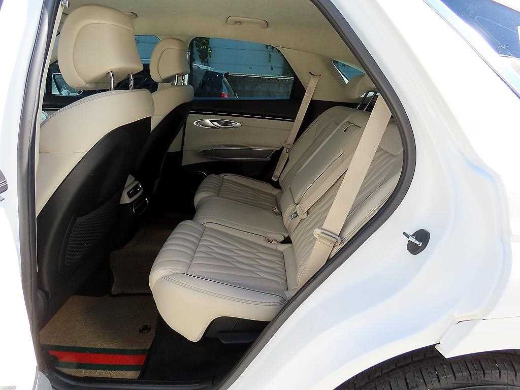 Genesis GV70 — photo 06