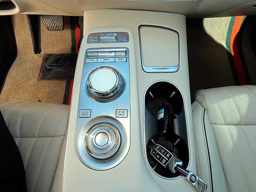 Genesis GV70 — photo 10
