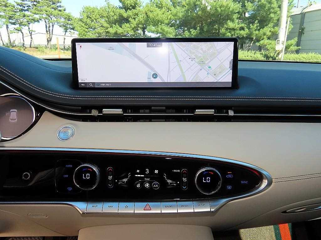 Genesis GV70 — photo 13