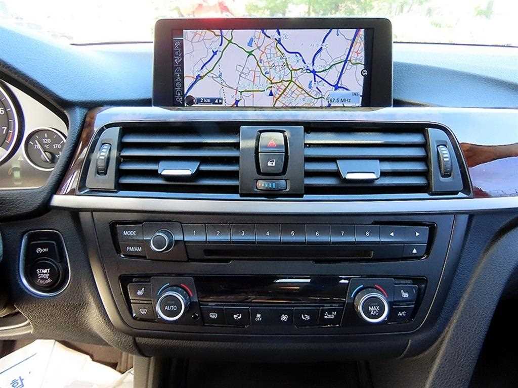 BMW 3-Series — photo 12