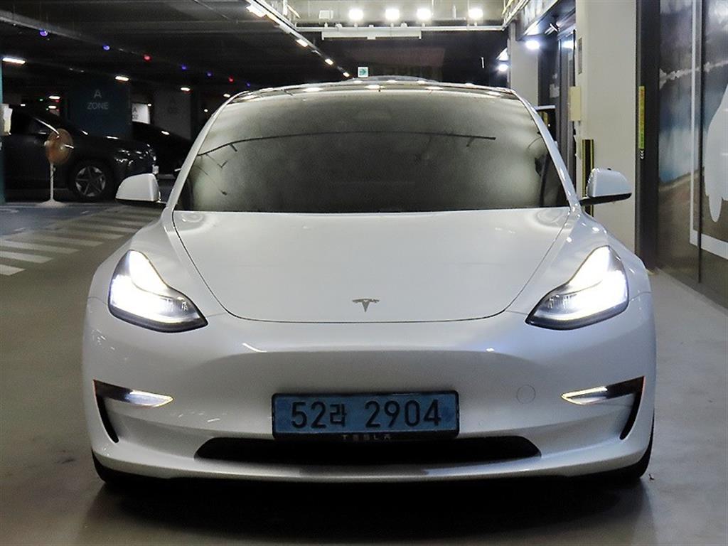 Tesla Model 3 — photo 02