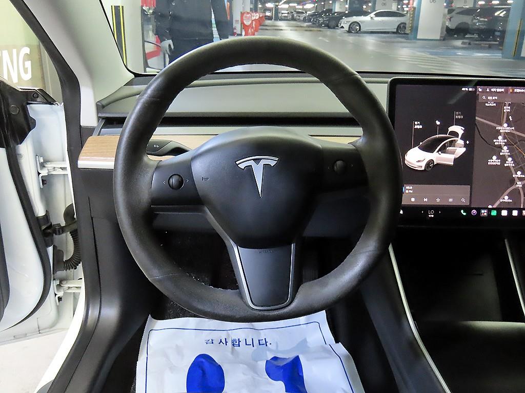 Tesla Model 3 — photo 08