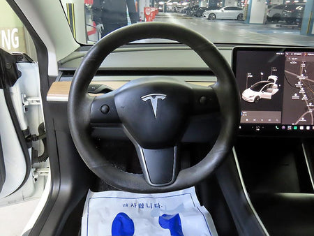 Tesla Model 3 — photo 08