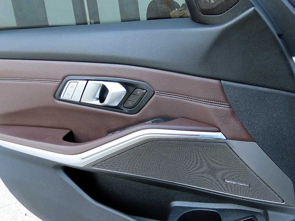 BMW 3-Series — photo 12