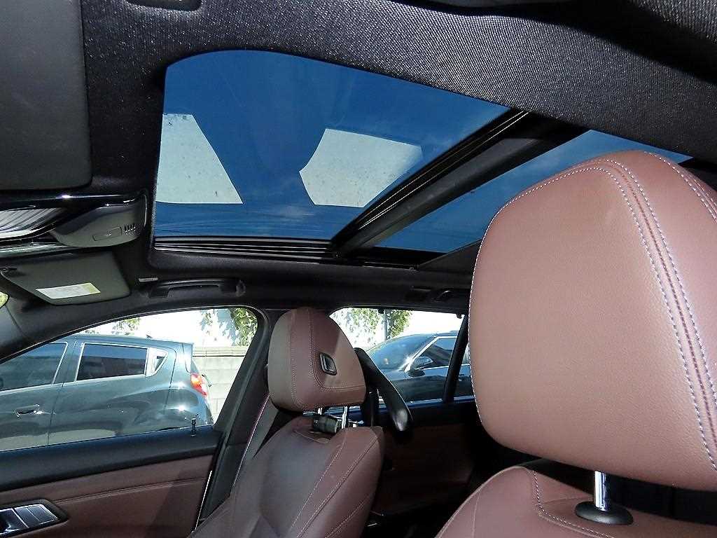 BMW 3-Series — photo 17