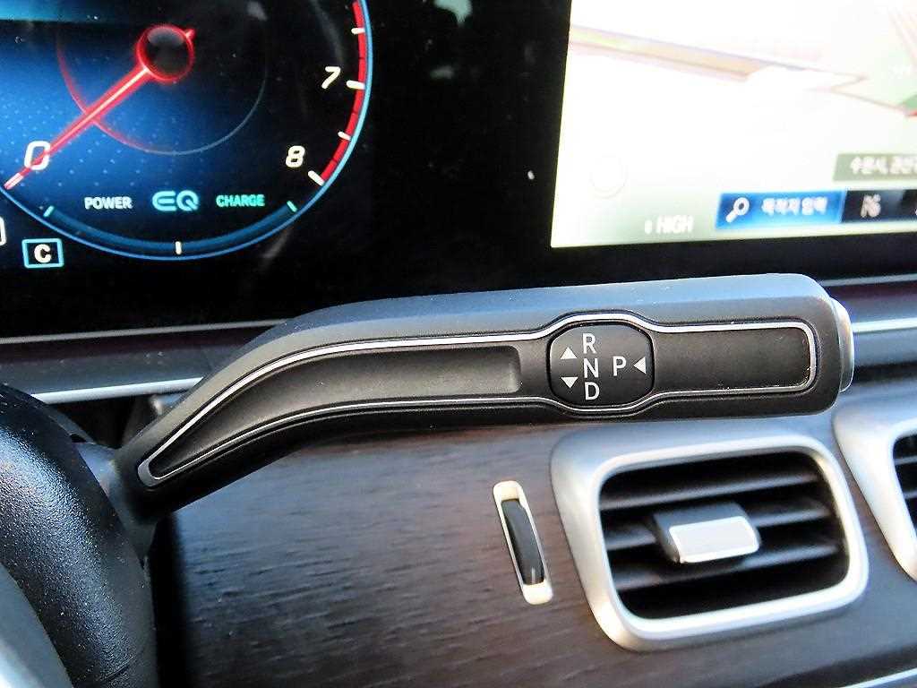 Mercedes-Benz GLS-Class — photo 11