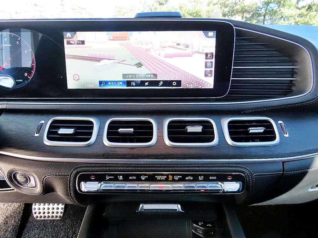 Mercedes-Benz GLS-Class — photo 12