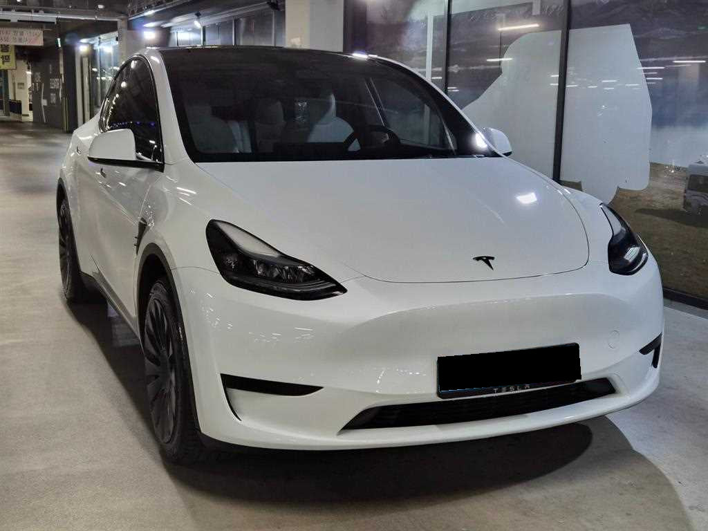 Tesla Model Y — photo 01